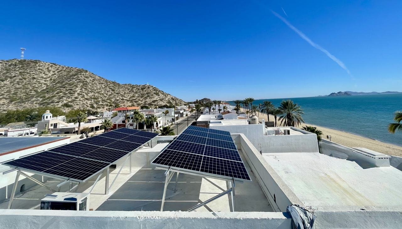 Paneles solares instalados por INER en una azotea frente al mar en Sonora