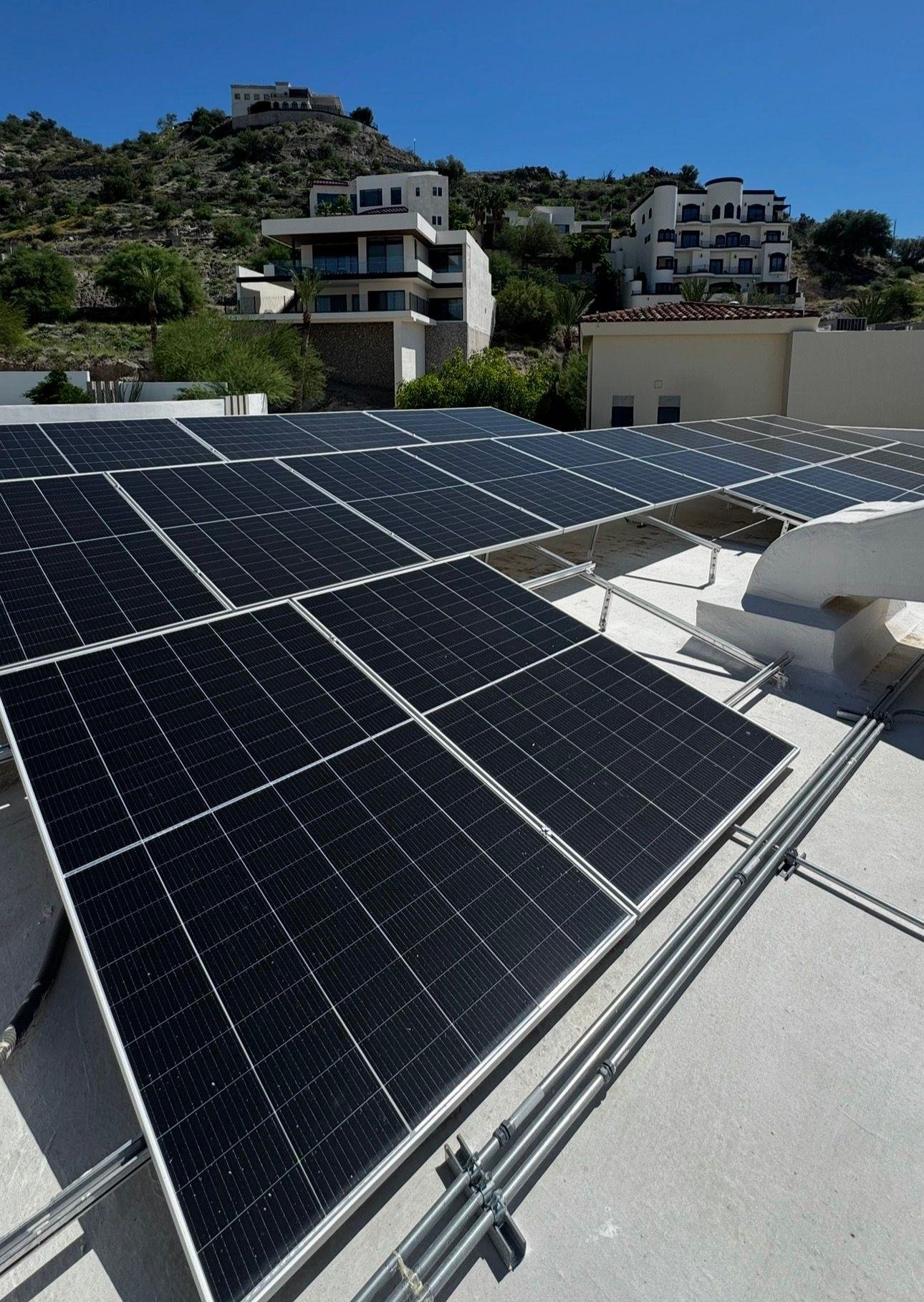 Instalación INER con canalización ordenada y estructura anclada en azotea